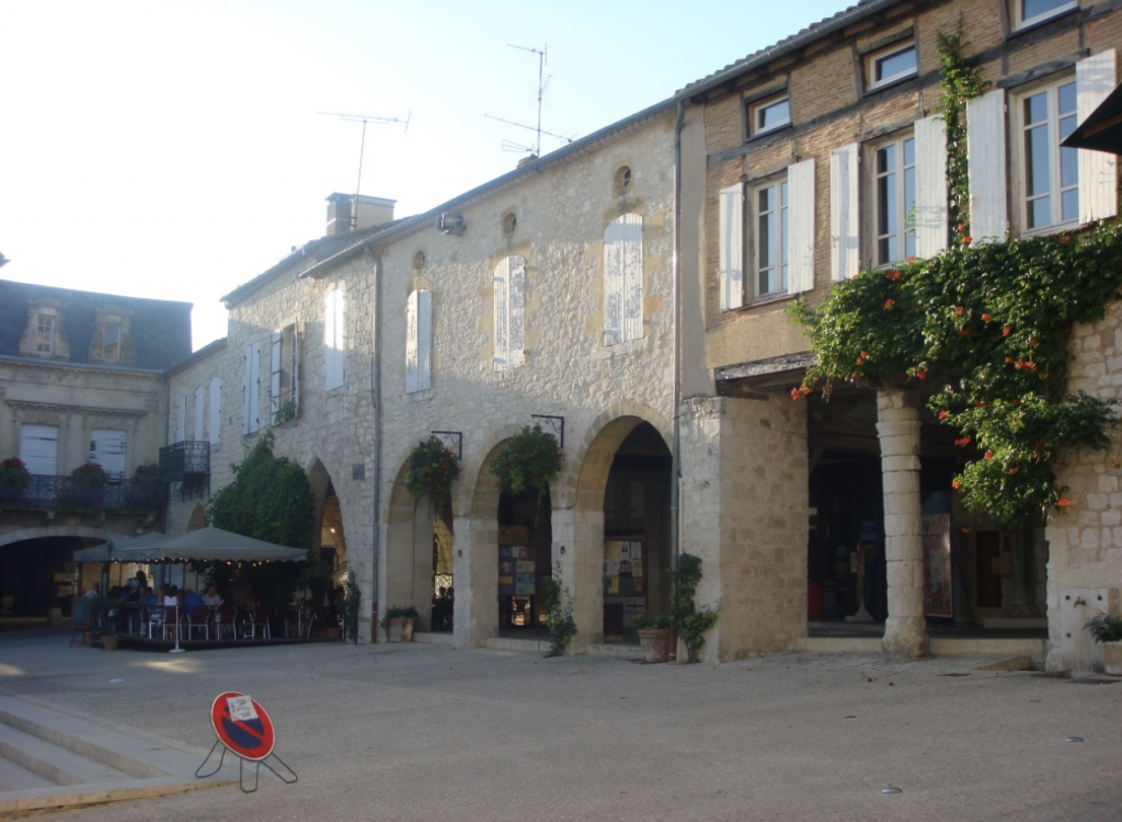 Bastide village perimeter defensive arcade
