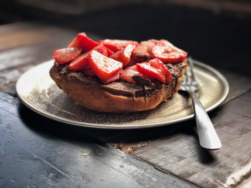 strawberries and nutella on toast